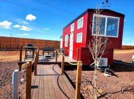 Romantic Tiny home with private deck，位于Apple Valley的酒店