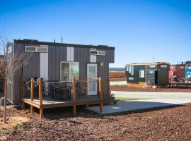 Under The Sea Tiny Home，位于Apple Valley的小屋