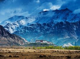 BORDER CAFE AND CAMPS TURTUK BY TRAVELCULTS，位于Turtok的酒店