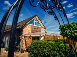 Altes Gewölbe mit Sauna und Whirlpool im Außenbereich，位于Elsterheide的酒店