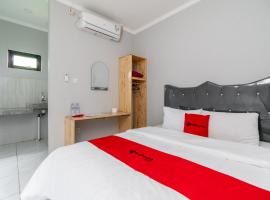 RedDoorz Plus near Jungeland Sentul，位于茂物的住宿加早餐旅馆