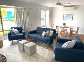 2 Bedroom Ground Level Villa in Tropical 4* Resort，位于努萨维尔的带按摩浴缸的酒店