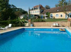 Maison de 5 chambres avec piscine partagee et terrasse amenagee a Queyssac，位于Queyssac的酒店