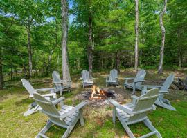 Lakefront Cottage w Hot Tub, Fire Pit, WiFi, Grill & Screened-In Porch，位于Morton Grove的酒店