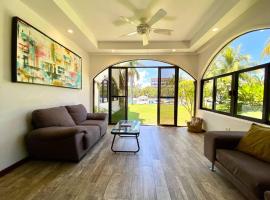 Mexican Lagoon front Villa by CASA PARAISO，位于坎昆的酒店