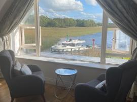 Lough Key Luxury Riverfront Apartment，位于Cootehall的酒店