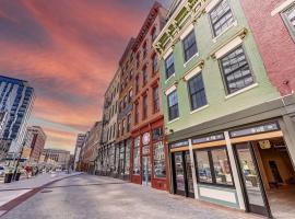 Spacious 2 bed 2 bath Downtown OTR condo minutes walk to the Reds Bengals stadium & more!，位于辛辛那提National Underground Railroad Freedom Center附近的酒店