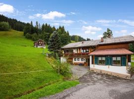 Vintage Holiday Home in Vorarlberg near Ski Area，位于施瓦岑贝格的度假屋