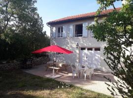 Gîte du guilhaumard et du larzac，位于Cornus的酒店