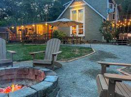 100-Year-Old Farmhouse with Hot Tub on 5 Acres!，位于Lakebay的酒店