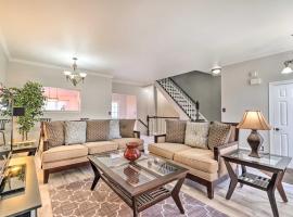 Woodbridge Townhome with Pool Table, Pond Views，位于伍德布里奇的酒店