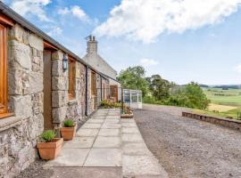 The Steading Cottage，位于Glenfarg的酒店