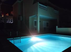 Casa Mariben, Vacation Rental home Vv 3 Bedrooms private pool with sea views，位于卡亚俄萨尔瓦赫的酒店
