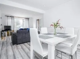 Bright and spacious home with free parking and garden