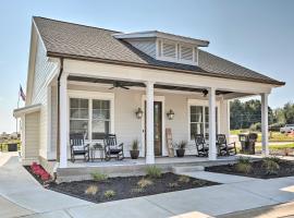 Stunning Lakefront Retreat with Dock Access!，位于Greenwood的酒店