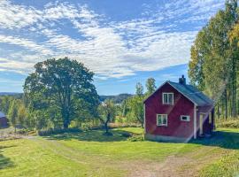 Cozy Home In Årjäng With Wifi，位于Hjällen的酒店