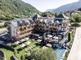 Tevini Dolomites Charming Hotel，位于科姆梅扎杜拉的酒店
