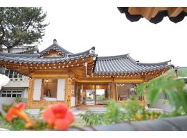 Gyeongju Hanok Sohwa，位于庆州三陵溪谷磨崖石迦如来坐像附近的酒店