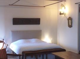 Chambre Renaissance au Château de Champagne-Mouton，位于Champagne-Mouton的酒店