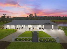 Soulful Grande Manor with Mineral Pool，位于Millfield的酒店