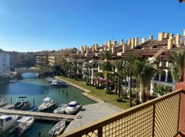 Apartamento con terraza sobre La Marina de Sotogrande，位于圣罗克的公寓