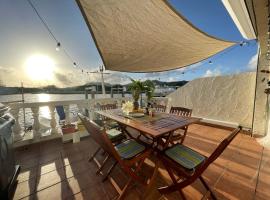 Sunny Villa in the Marina - Excellent Water Views，位于Jolly Harbour的乡村别墅