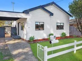 Large Cottage Near Ettalong Centre