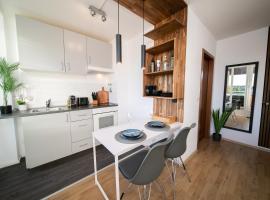 Studio WHITE - Central - Balcony - Fair - Kitchen，位于诺伊斯的酒店