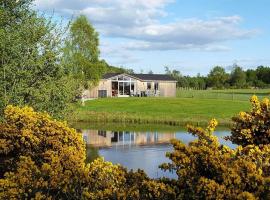 Fern Lodge - Luxury Lodge with steamroom in Perthshire，位于珀斯的木屋