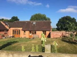 Coach House at Oaks Barn Farm Alcester with optional hire Salt water hot tub