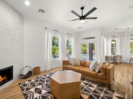 Pool Table, Putting Green Luxury Oasis in Mesa，位于梅萨的酒店