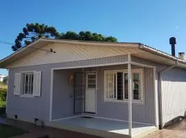 CASA FULL, Centro, 130m quadrados, 9 Pessoas, Wi-Fi, 3 Quartos, Cozinha e Sala Integrados, 2 Banheiros, Varanda, Garagem Coberta 1 carro, Estacionamento Interno 3 Carros, Churrasqueira, Lareira de Alta Performance, Fogão de Ferro