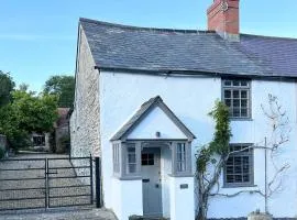 Cosy two bedrooom cottage set in a Dorset village