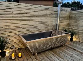 Hill Garth Cottage - 2 Bed with Wood Burning Hot Tub，位于伍勒的酒店