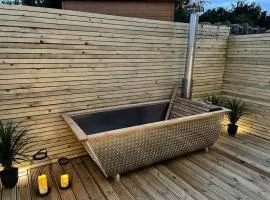 Hill Garth Cottage - Luxury 2 Bed with Wood Burning Hot Tub