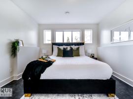Stunning Modern Suite - King Bed - Free Parking & Netflix - Fast Wi-Fi - Long Stays Welcome，位于埃德蒙顿Fort Edmonton Park附近的酒店