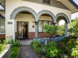 Charming inner city home excellent base in Hobart，位于霍巴特霍巴特会以及娱乐中心附近的酒店