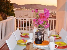 Bougainvillea House - The Heart of Simonstown，位于西蒙镇西蒙镇博物馆附近的酒店