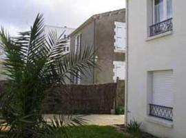 Location Studios Meublés Les Lys - Les Joncquilles，位于莱萨布勒-多洛讷的酒店