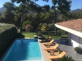 Chambre luxe dans villa de standing avec piscine, accès discret et indépendant, terrasse arborée et parking privé，位于拉瓦雷特迪瓦尔SeaTech School of Engineering - Toulon University附近的酒店