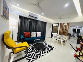 2BR Mumbai theme service apartment for staycation by FLORA STAYS，位于孟买塔塔社会科学研究所附近的酒店
