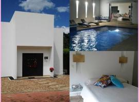 Girardot Casa estilo mediterraneo con piscina privada，位于吉拉尔多特的酒店