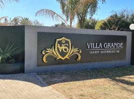 Villa Grande Luxury accommodation，位于韦尔科姆迈特罗村购物中心附近的酒店