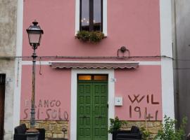 Ancient Stone 'Casa Rosa'- Sea and Mountain View Tranquil Borgo，位于Tavenna的度假屋