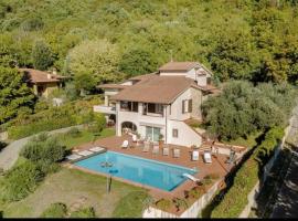 Villa con Piscina privata - Vista panoramica - 7 ROOMS - 20 GUEST，位于Vaiano的旅馆