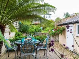 Seafront Apartment Private Garden & Free Parking