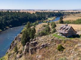 Lindas Perch by KABINO On Bank of Henrys Fork Mtn Views Fishing 6 acres Snake River WIFI，位于阿什顿的酒店