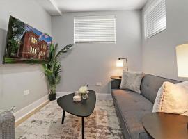 2BR Andersonville Apt near Local Cafes and Stores! - Magnolia G，位于芝加哥的酒店