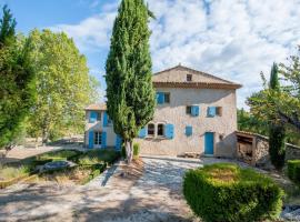 Bastide with pool and panoramic views，位于梅内尔伯的酒店