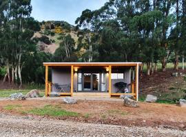 Glenwood Akaroa Bush Retreat - Totara Hut，位于阿卡罗阿的住宿加早餐旅馆